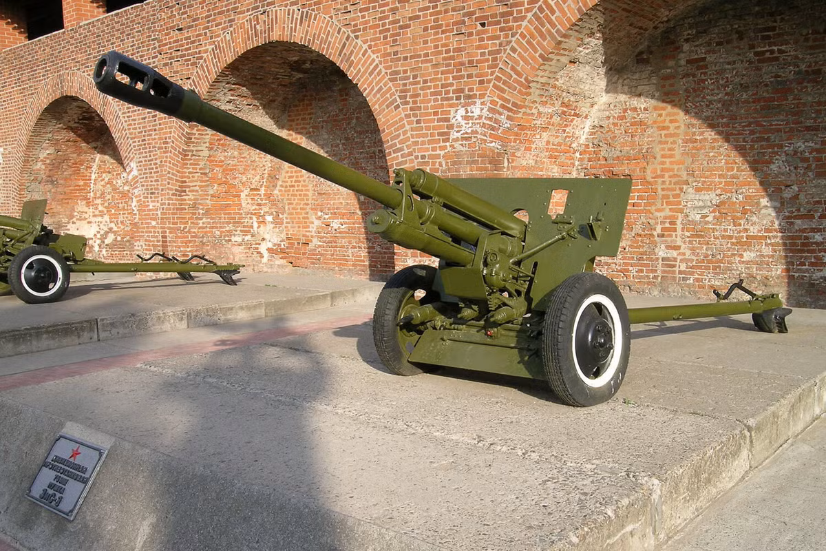 Tuy nhiên mọi khẩu pháo huyền thoại của Liên Xô trong thời kỳ này đều không thể bước qua được danh tiếng của pháo dã chiến ZIS-3 - khẩu pháo nòng dài cỡ đạn 76mm với chiều dài nòng bằng 46 lần đường kính. Nguồn ảnh: Rumil.