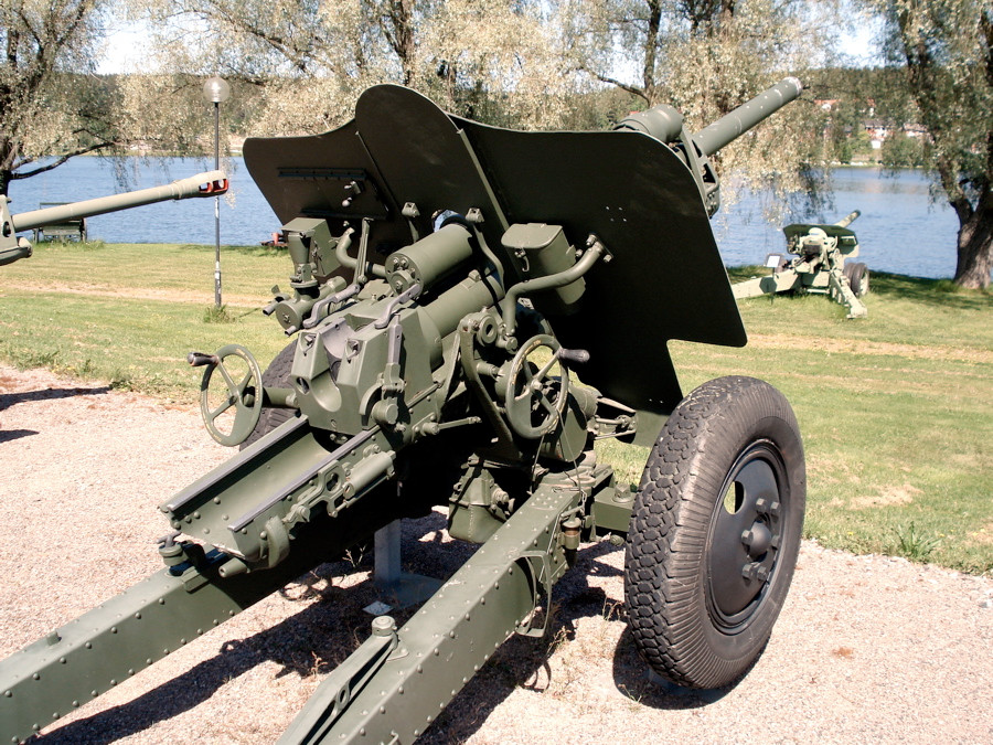 USV được sản xuất từ năm 1939, cũng có cỡ nòng 76mm nhưng lại có chiều dài nòng tương đương 42 lần đường kính nòng. Ngoài việc có cơ chế nhắm tốt, khẩu pháo này còn có ưu điểm đó là nó dùng được mọi loại đạn 76mm mà lúc đó quân đội Liên Xô đang sản xuất. Nguồn ảnh: Rumil.