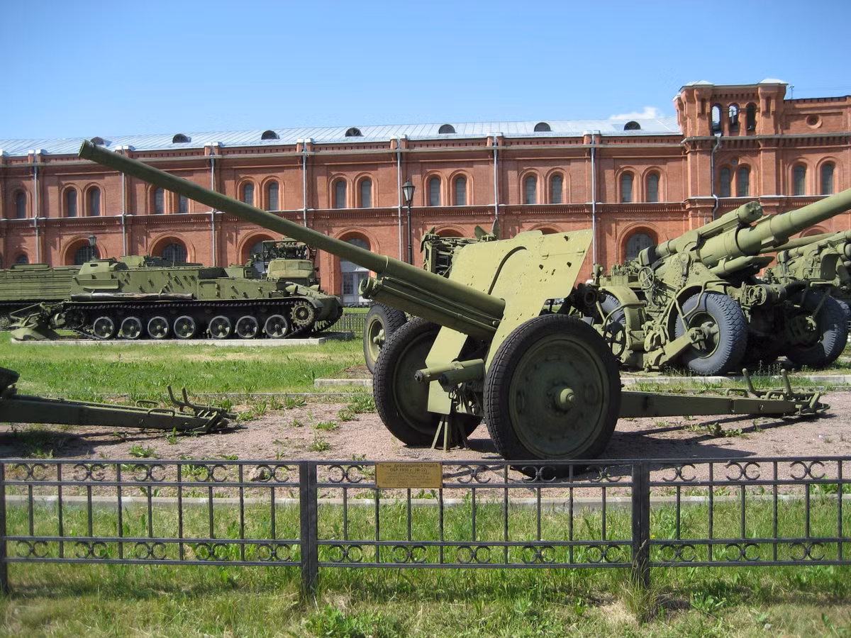 Khẩu pháo có tên gọi giống chiến đấu cơ F-22 Raptor này có khoá nòng bán tự động, giúp Hồng quân có thể sử dụng nó như pháo dã chiến thông thường hoặc... pháo phòng không. Nguồn ảnh: Rumil.