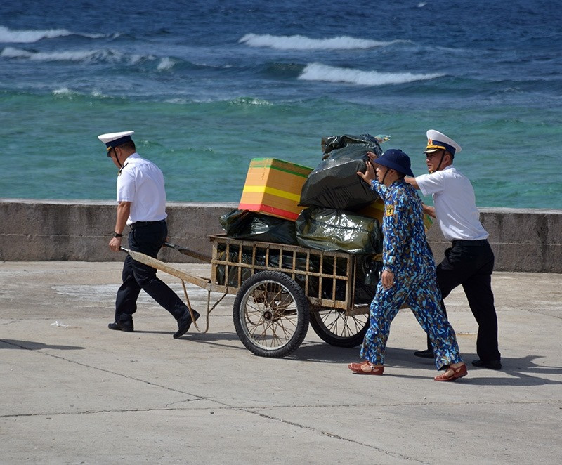 Mang xuân về đảo Trường Sa Lớn. Nguồn ảnh: QDND.