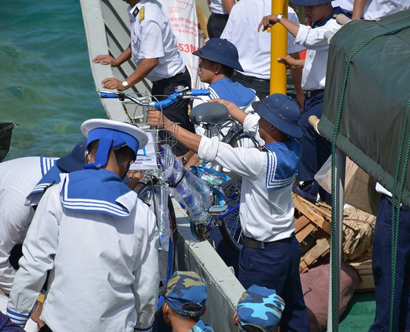 Kèm theo đó là rất nhiều quà, hàng hoá do các công ty, cá nhân trong đất liền gửi tặng chiến sĩ, bà con đang sinh sống trên đảo. Nguồn ảnh: QDND.