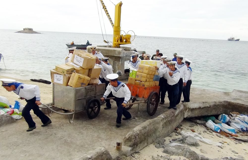 Đây cũng là dịp lính tân binh được đưa ra Trường Sa để "thay gác" cho những người lính đã hoàn thành nghĩa vụ phục vụ trên đảo. Nguồn ảnh: QDND.