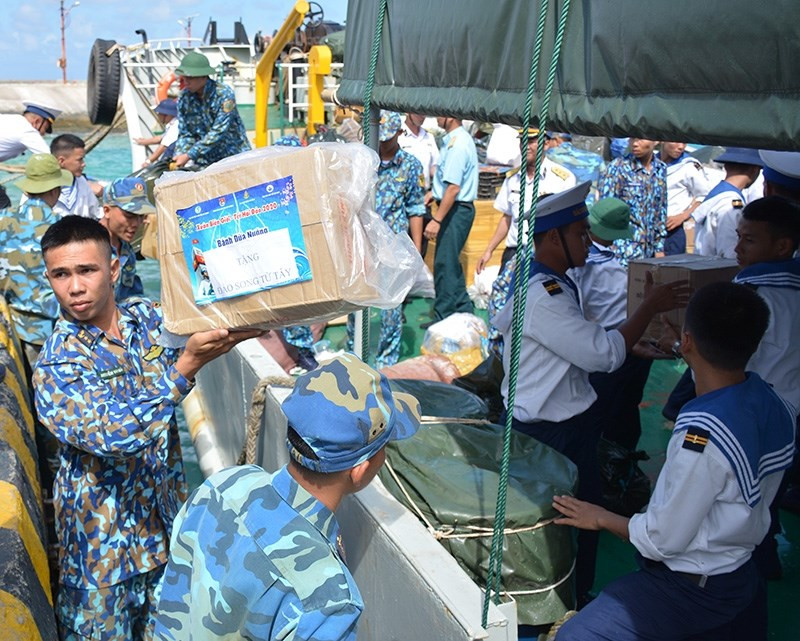 Hàng Tết được vận chuyển ra đảo Trường Sa. Nguồn ảnh: QDND.