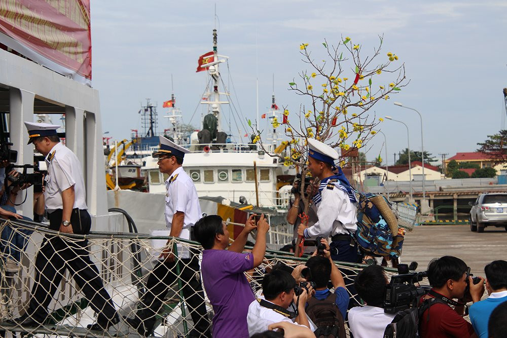 Trước đó ở đất liền, các cán bộ, sĩ quan mang theo cái Tết cổ truyền của quê hương lên tàu nhằm thẳng hướng Trường Sa. Nguồn ảnh: QDND.