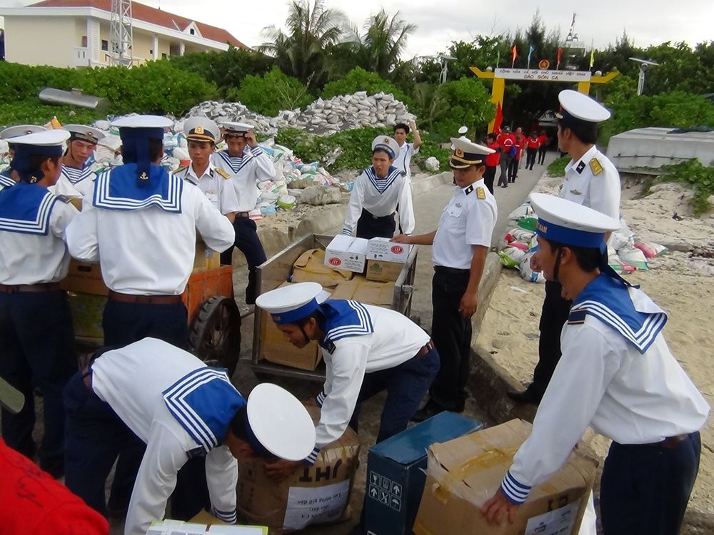Những chiến sĩ đã hoàn thành nghĩa vụ trên đảo năm nay sẽ được đón Tết trong đất liền. Trong khi đó rất nhiều chiến sĩ mới sẽ được đón cái Tết đầu tiên trên đảo Trường Sa. Nguồn ảnh: QDND.