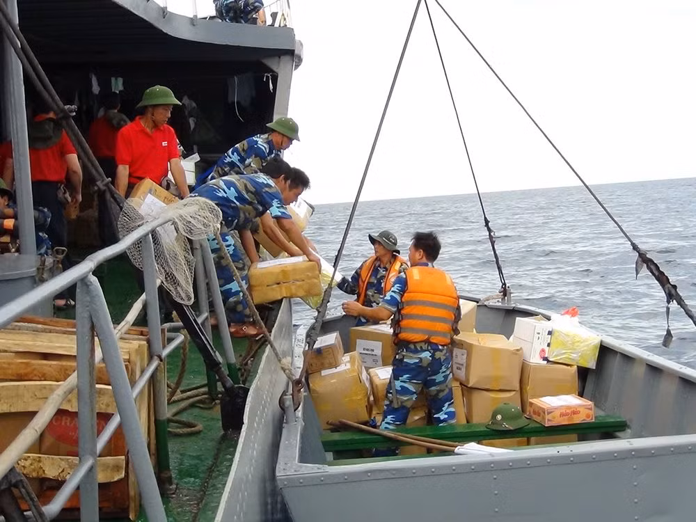 Có những năm, biển động mạnh khiến hải trình của đoàn công tác phải thay đổi liên tục nhưng đích đến vẫn luôn phải là Trường Sa. Nguồn ảnh: QDND.