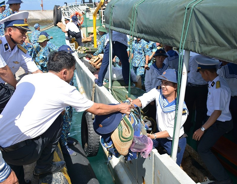 Hàng hoá quá nhiều, kích thước tàu có hạn, lính Hải quân thậm chí còn phải buộc người vào thành tàu ngủ trên boong, nhường khoang chứa hàng để tránh hàng hoá bị sóng đánh hư hại. Nguồn ảnh: QDND.