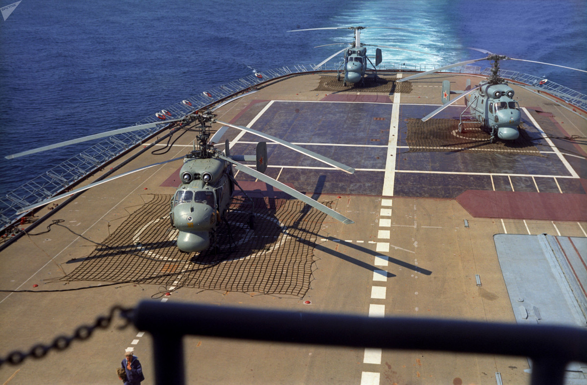 Được thiết kế giống hệt các loại tàu đổ bộ trực thăng hiện đại ngày nay, các tàu Đề án 1123 Kondor có khả năng mang theo tới 14 trực thăng các loại bao gồm cả trực thăng tấn công lẫn trực thăng săn ngầm. Nguồn ảnh: Rumil.