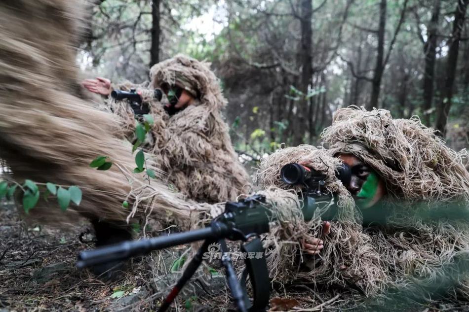 Các bài tập thể lực, vận động của nam giới tưởng chừng vượt quá sức của nữ nhi nhưng vẫn không làm khó được các nữ binh này. Nguồn ảnh: Sina.