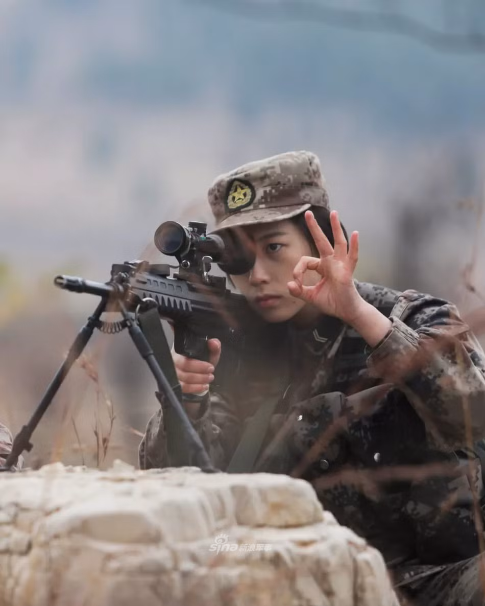 Nữ quân nhân bắn tỉa Trung Quốc được đào tạo chung chương trình với nam giới - nghĩa là họ sẽ phải ngủ hầm, vượt rừng, lội suối không khác gì cánh mày râu. Nguồn ảnh: Sina.