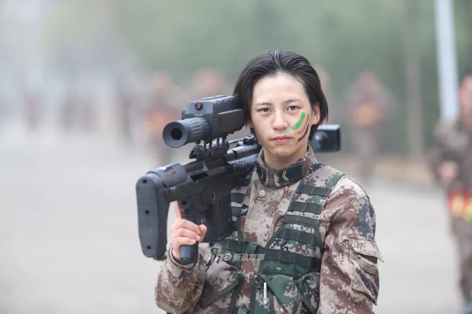 Nữ quân nhân Trung Quốc với khẩu súng bắn tỉa M99 - khẩu súng bắn tải này có trọng lượng tới 12 kg, dùng cỡ nòng 12,7mm và có thể hạ gục một chiếc xe tải hạng nặng chỉ bằng một phát bắn. Nguồn ảnh: Sina.