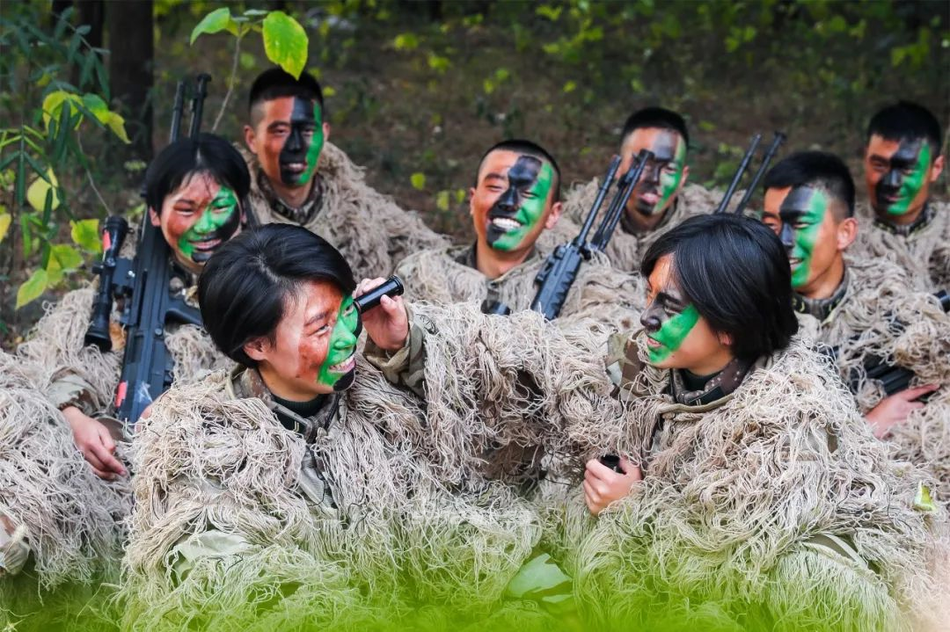 Vậy nên các thành phần "tinh hoa" của lực lượng bắn tỉa này có tố chất thậm chí còn hơn cả nam giới. Năm ngoái, giải thi đấu bắn tỉa toàn quân đội Trung Quốc đã chứng kiến sự lên ngôi của các tay bắn nữ. Nguồn ảnh: Sina.