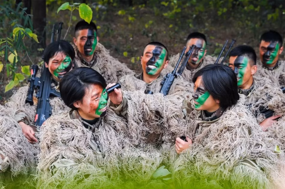 Vậy nên các thành phần "tinh hoa" của lực lượng bắn tỉa này có tố chất thậm chí còn hơn cả nam giới. Năm ngoái, giải thi đấu bắn tỉa toàn quân đội Trung Quốc đã chứng kiến sự lên ngôi của các tay bắn nữ. Nguồn ảnh: Sina.