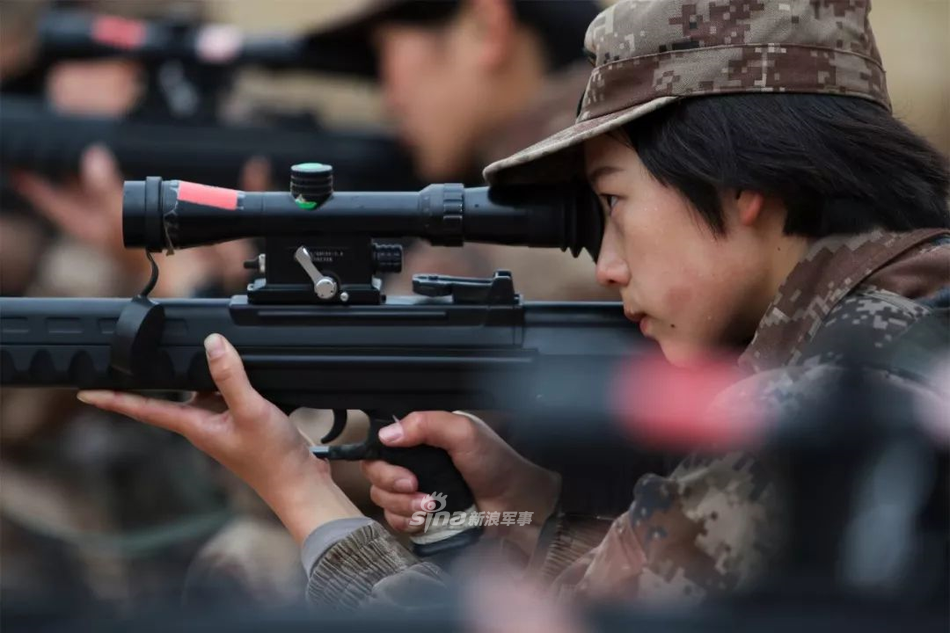 Nữ binh lính bắn tỉa Trung Quốc với khẩu súng bắn tỉa QBU-88. Nguồn ảnh: Sina.