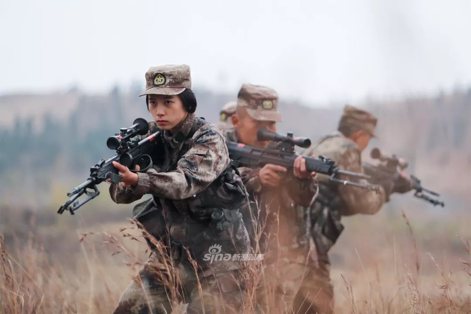 Điều này khiến cho các nữ binh lính thường tốn thời gian lâu hơn để nguỵ trang do họ phải dùng các loại kem màu bôi khắp mặt và tay để che đi làn da trắng của mình, tránh bị lộ diện. Nguồn ảnh: Sina.