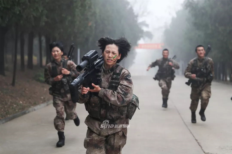 Đây cũng chính là vấn đề mà lính bắn tỉa của phương Tây hay gặp phải. Màu da trắng của con người trong tự nhiên là rất hiếm thấy và dễ dàng bị lộ tẩy nếu không được che chắn kỹ càng. Nguồn ảnh: Sina.