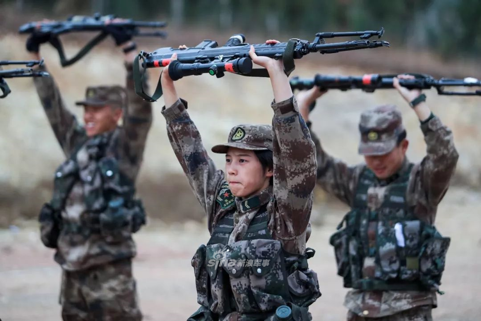 Tuy nhiên trong những đợt hành quân dã chiến, vượt rừng di chuyển doanh trại huấn luyện, họ sẵn sàng ăn chung mâm, ngủ chung chiến hào với những đồng đội nam của mình. Nguồn ảnh: Sina.