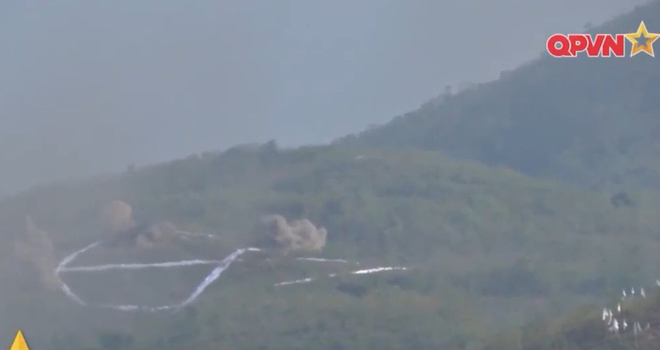 Các loại hỏa lực độ chính xác cao từ không quân sẽ được sử dụng để tiêu diệt mục tiêu quan trọng, đắt giá. Trong khi đó hỏa lực pháo binh sẽ dùng để áp chế đối phương và gây thiệt hại trên diện rộng. Nguồn ảnh: QPVN.