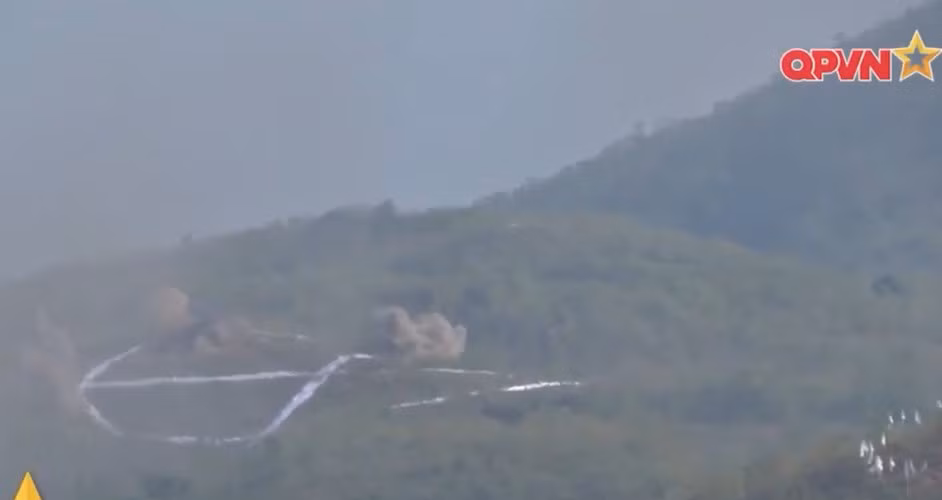 Các loại hỏa lực độ chính xác cao từ không quân sẽ được sử dụng để tiêu diệt mục tiêu quan trọng, đắt giá. Trong khi đó hỏa lực pháo binh sẽ dùng để áp chế đối phương và gây thiệt hại trên diện rộng. Nguồn ảnh: QPVN.