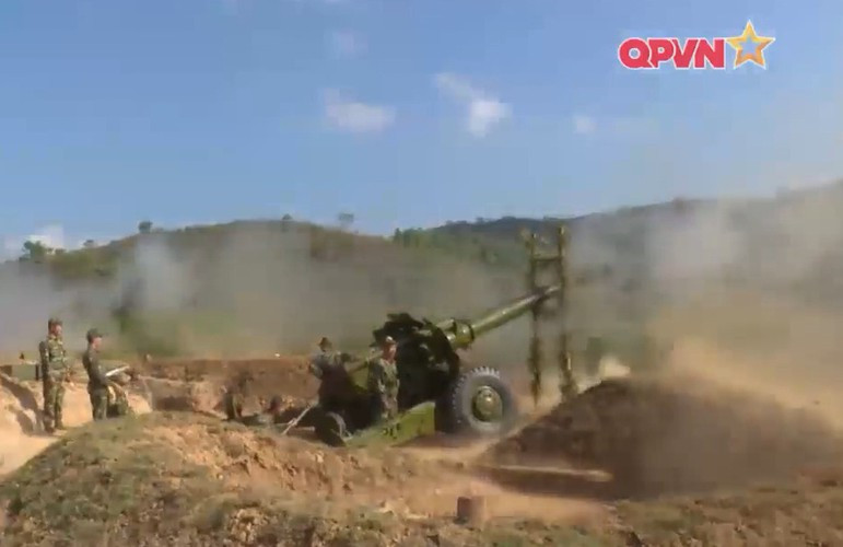 Sau đó, lực lượng trinh sát pháo binh sẽ phải tiếp cận trận địa phòng thủ của địch, trực tiếp chỉ điểm, căn chỉnh đường đạn cho hỏa lực của ta. Nguồn ảnh: QPVN.