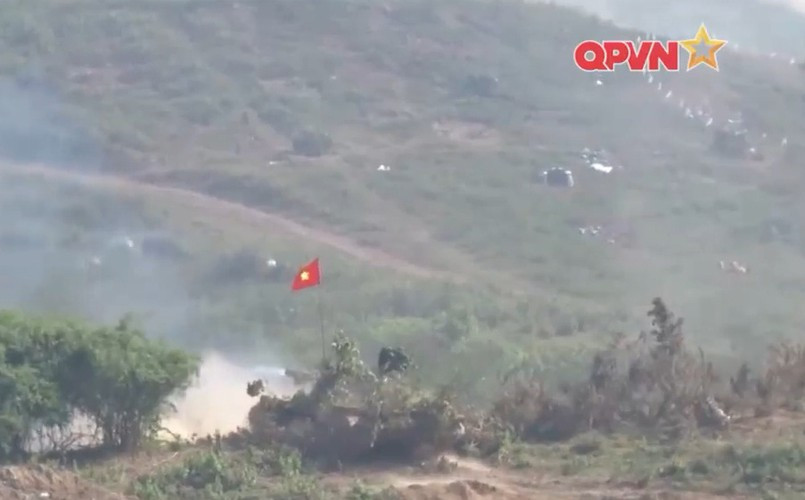 Ngay khi pháo dứt, bộ binh và thiết giáp ồ ạt tấn công vào cụm phòng thủ trước khi đối phương kịp chỉnh đốn lại đội hình. Nguồn ảnh: QPVN.