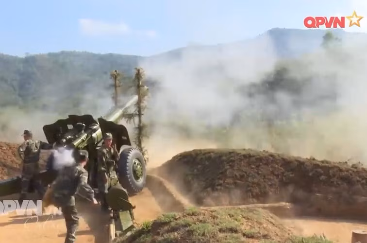 Với tốc độ khai hỏa cao, sức công phá mạnh và chi phí vận hành rẻ. Pháo binh vẫn được coi là "xương sống" của quân đội Việt Nam trong thế kỷ 21. Nguồn ảnh: QPVN.