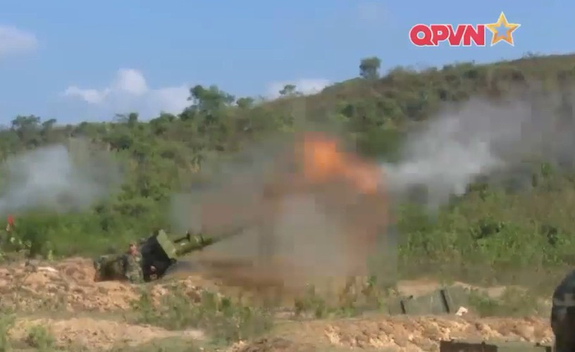 Trong lúc pháo binh khai hỏa, các đơn vị xe thiết giáp và bộ binh của ta đã tiếp cận sát trận địa địch, chuẩn bị đánh mở cửa vào trong lòng địch. Nguồn ảnh: QPVN.