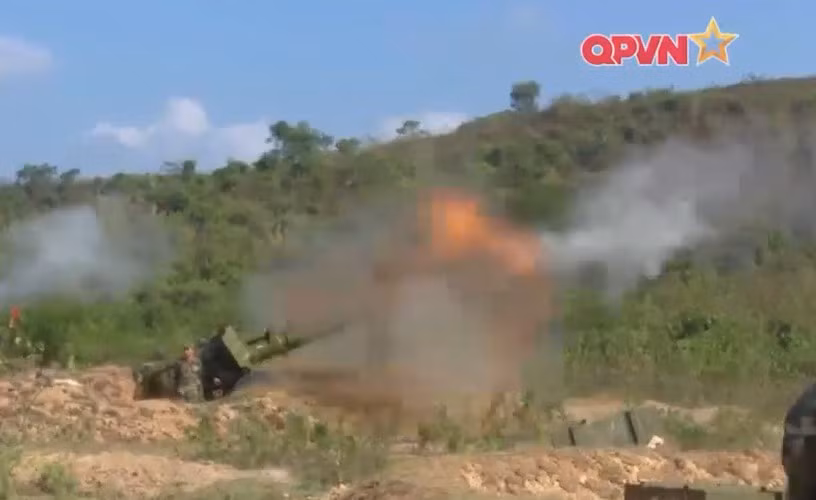 Trong lúc pháo binh khai hỏa, các đơn vị xe thiết giáp và bộ binh của ta đã tiếp cận sát trận địa địch, chuẩn bị đánh mở cửa vào trong lòng địch. Nguồn ảnh: QPVN.