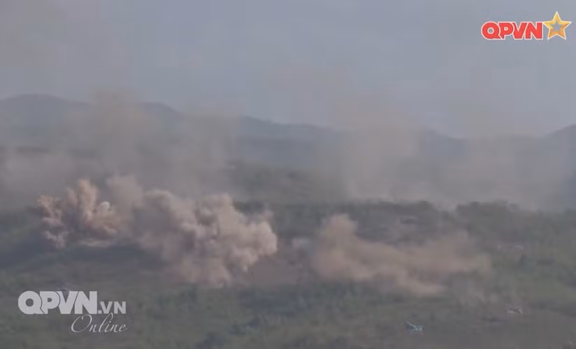 Hỏa lực pháo binh dồn dập không những gây thiệt hại về người và của cho đối phương mà còn khiến đối phương bị hoang mang tâm lý, mất tinh thần chiến đấu. Nguồn ảnh: QPVN.