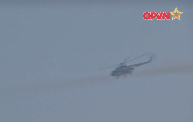 Đầu tiên trong mỗi trận đánh "công thành", các loại hỏa lực mạnh như trực thăng hoặc chiến đấu cơ sẽ kết hợp cùng với pháo binh để tấn công vào các vị trí then chốt của cứ điểm địch. Nguồn ảnh: QPVN.