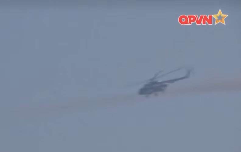 Đầu tiên trong mỗi trận đánh "công thành", các loại hỏa lực mạnh như trực thăng hoặc chiến đấu cơ sẽ kết hợp cùng với pháo binh để tấn công vào các vị trí then chốt của cứ điểm địch. Nguồn ảnh: QPVN.