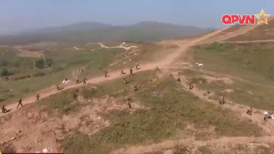 Trong trường hợp chỉ huy kém, bộ binh có thể chạy trúng vào làn đạn của ta trước khi pháo kịp chuyển làn hoặc vào quá muộn, giúp đối phương có thời gian xốc lại đội hình. Nguồn ảnh: QPVN.