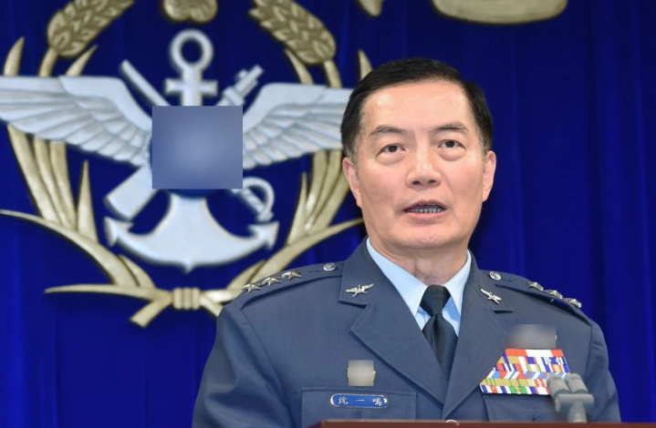 Vụ tai nạn trực thăng UH-60M Black Hawk vừa xảy ra hôm 2/1 ở Đài Bắc, Đài Loan đã cướp đi sinh mạng của 8 người trên máy bay. Năm người còn lại, trong đó có một phóng viên đã may mắn thoát nạn. Nguồn ảnh: QQ.