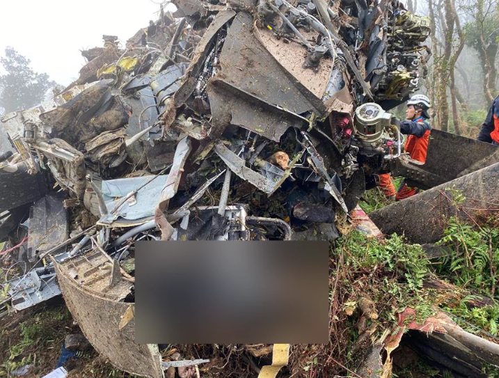 Theo thông tin được truyền thông địa phương đăng tải, trực thăng UH-60M Đài Loan đã đi vào vùng nhiễu động không khí và bị mất lực nâng sau đó đâm xuống một sườn núi. Nguồn ảnh: QQ.