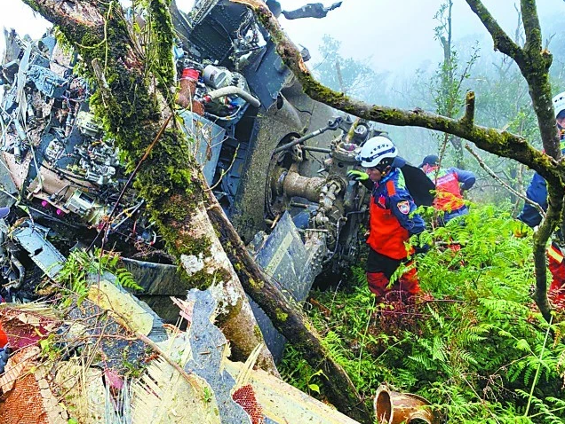 Sau khi tiếp đất, trực thăng Black Hawk tiếp tục bị nảy lên và lộn vòng nhiều lần. Những người may mắn sống sót sau đó đã kêu cứu thông qua đường dây điện thoại cứu hộ khẩn cấp của Đài Loan. Nguồn ảnh: QQ.