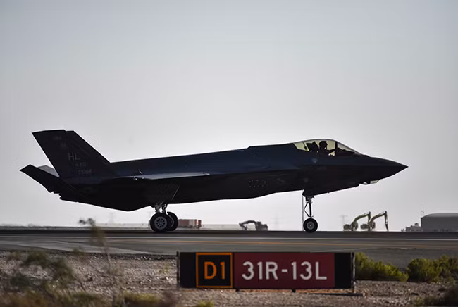 Giới quan sát nhận định, nhiều khả năng các chiến đấu cơ F-35 được Mỹ điều động để tấn công đáp trả phía Iran sau khi căn cứ quân sự của Mỹ bị Iran không kích bằng tên lửa, trong đó có cả tên lửa đạn đạo. Nguồn ảnh: Pinterest.