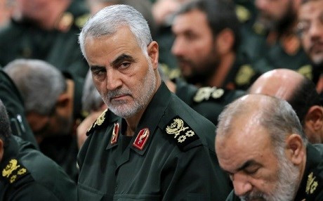 Nhân vật cấp cao mà Mỹ nhắc tới ở đây là Qasem Soleimani, Chỉ huy Lực lượng Quds thuộc Lực lượng Vệ binh Cách mạng Hồi giáo Iran - một tổ chức vốn từng được Mỹ xếp vào danh sách khủng bố. Nguồn ảnh: Pinterest.