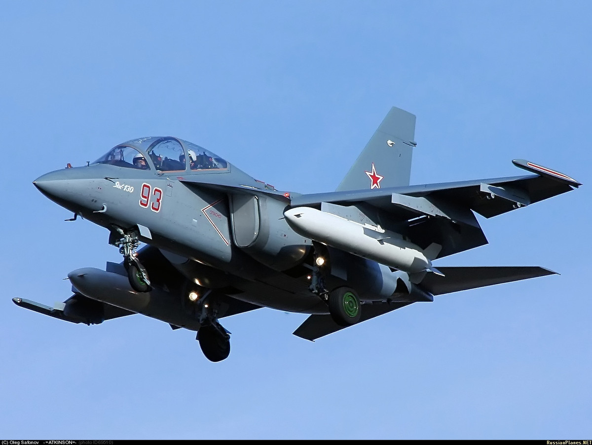 Với khả năng mô phỏng này, máy bay Yak-130 có thể "đóng giả" nhiều loại máy bay của Nga cũng như của Mỹ trong quá trình huấn luyện, giúp phi công có được khả năng bay và "cảm giác bay" tốt hơn trước khi bay trên máy bay thật. Nguồn ảnh: Airliners.