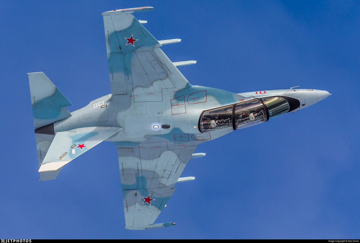 Ngoài ra, chiến cơ huấn luyện này cũng có khả năng mang theo tên lửa không đối không R-73 hay Kh-25ML, pod dẫn đường điện tử Platan hay bom dẫn đường KAB-500Kr. Nguồn ảnh: Airliners.