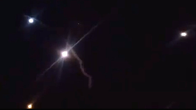 Theo thông tin được tờ Los Angeles Times đăng tải, quân đội Mỹ có nhiều khả năng đã phát hiện được các tên lửa này trước khi chúng rơi xuống lãnh thổ Iraq để phát thông báo cho các nhân viên của mình trong khu vực tìm nơi trú ẩn. Nguồn ảnh: Pinterest.