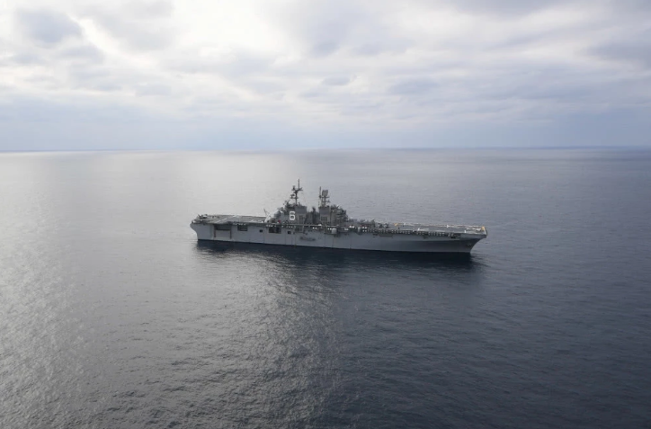 Tàu đổ bộ tấn công LHD-6 hay USS America của Hải quân Mỹ hiện nay có thể hoạt động không khác gì tàu sân bay với việc biên chế các chiến đấu cơ F-35B lên tàu. Nguồn ảnh: QQ.