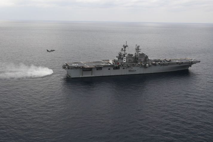 Hôm 11/1, việc Mỹ đưa tàu đổ bộ tấn công USS America sang biển Hoa Đông để huấn luyện với chiến đấu cơ F-35B khiến truyền thông Trung Quốc dậy sóng. Nguồn ảnh: QQ.
