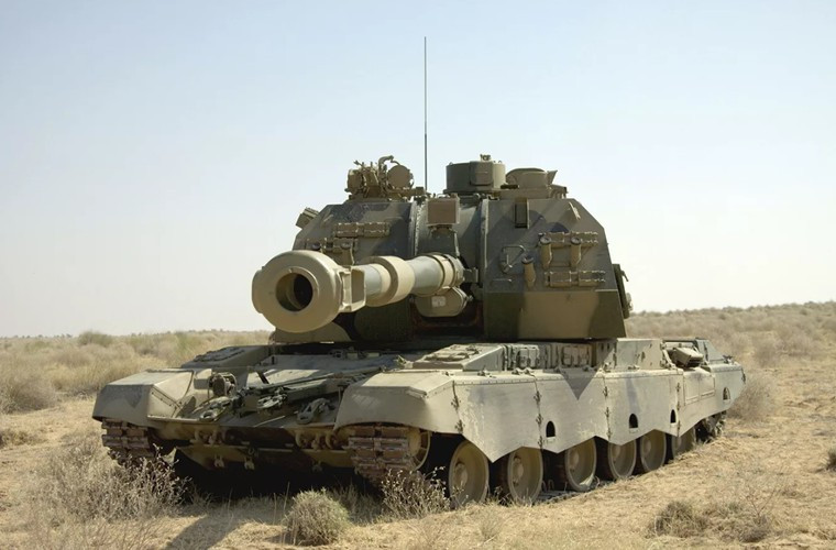 Chiều dài thân xe: 6,04 m; chiều dài với pháo hướng về phía trước: 11,92 m; chiều cao: 2,99 m; chiều rộng: 3,58 m; trọng lượng: 42 tấn. Pháo có góc nâng hạ từ - 4 độ tới + 68 độ, góc quay 360 độ.