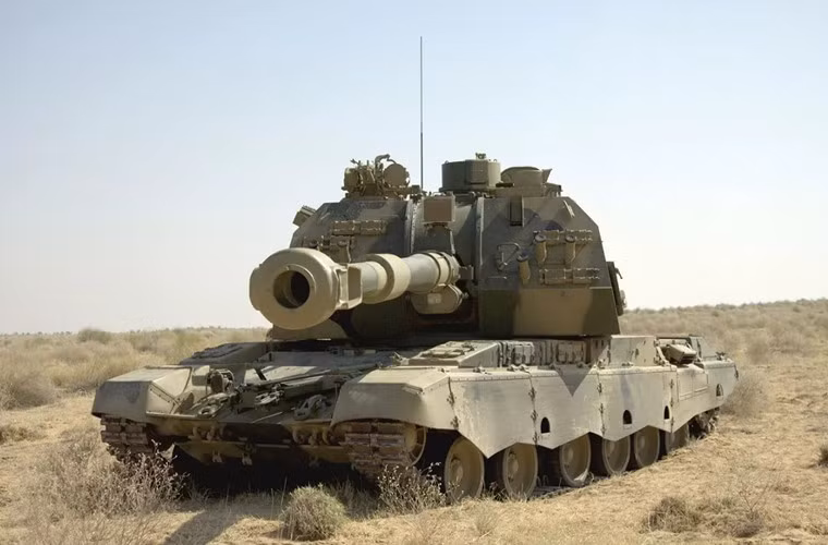 Chiều dài thân xe: 6,04 m; chiều dài với pháo hướng về phía trước: 11,92 m; chiều cao: 2,99 m; chiều rộng: 3,58 m; trọng lượng: 42 tấn. Pháo có góc nâng hạ từ - 4 độ tới + 68 độ, góc quay 360 độ.