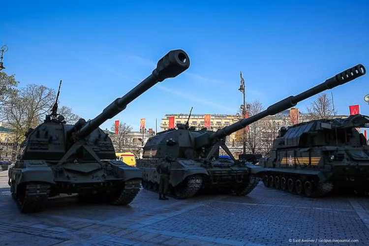 Tại chiến trường Syria, loại pháo này đã thể hiện rất tốt khi bắn chính xác các căn cứ chỉ huy của phiến quân khủng bố.