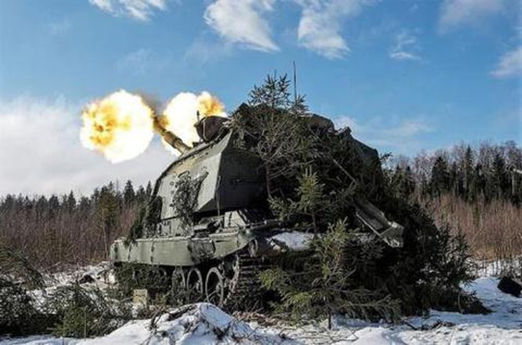 Sau khi hoàn thành gói nâng cấp mới, 2S19M2 đã được cải thiện hệ thống điều khiển hỏa lực cùng hệ thống quan sát mục mục tiêu giúp vũ khí có tầm bắn xa trên 40km và chính xác hơn phiên bản tiêu chuẩn.