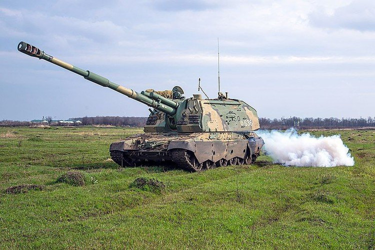 Ở phiên bản tiêu huẩn, pháo đạt tốc độ bắn tối đa tới 8 phát/phút nhờ hệ thống nạp đạn tự động, tầm bắn pháo đạt 24km với đạn nổ văng mảnh; 28,9km với đạn chống tăng hoặc đạn chùm; 36km với đạn có trợ lực tăng tầm.