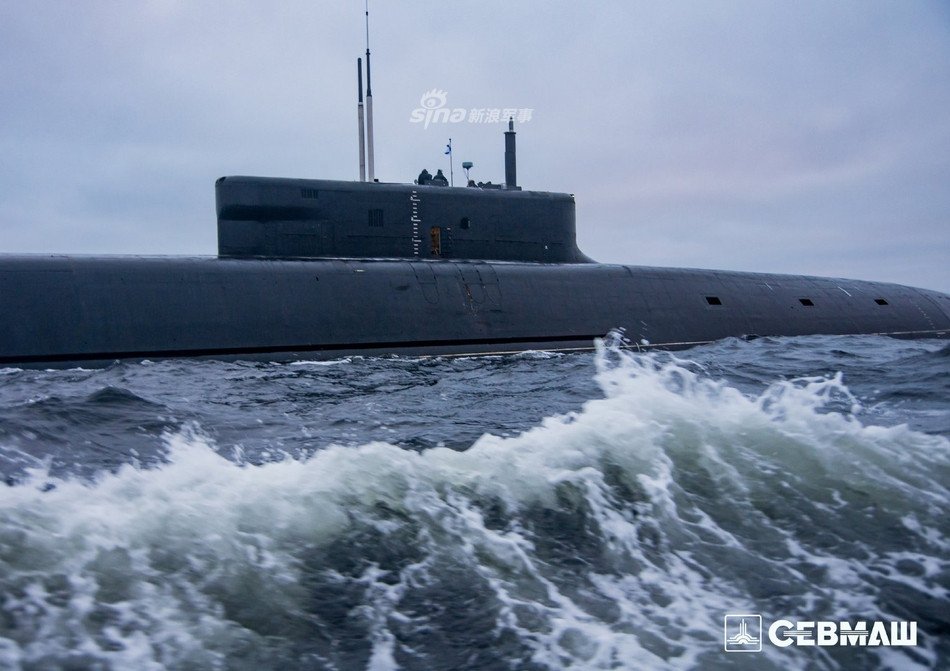 Từ khi Nga còn đang mải mê thử nghiệm loại tàu ngầm này, Mỹ và NATO đã coi Borei A là lớp tàu ngầm hạt nhân "kẻ thù" của phương Tây vì nó là thứ vũ khí hiện đại bậc nhất, phương Tây hoàn toàn không có đối trọng. Nguồn ảnh: Rumil.