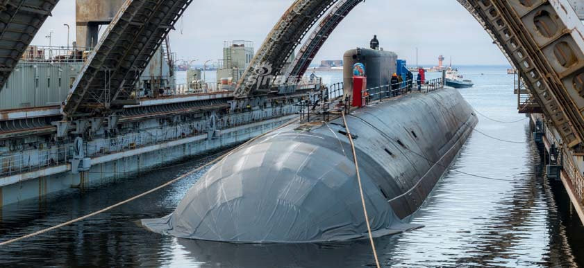 Có thể dễ dàng nhận thấy, cục gù trên lưng của tàu ngầm Borei đã biến mất trên lớp cải tiến này. Đây được xem là cách để giúp tàu ngầm Borei A giảm thiểu hơn nữa tiếng ồn và tăng cường hiệu năng thuỷ động lực học khi di chuyển dưới mặt nước. Nguồn ảnh: Rumil.