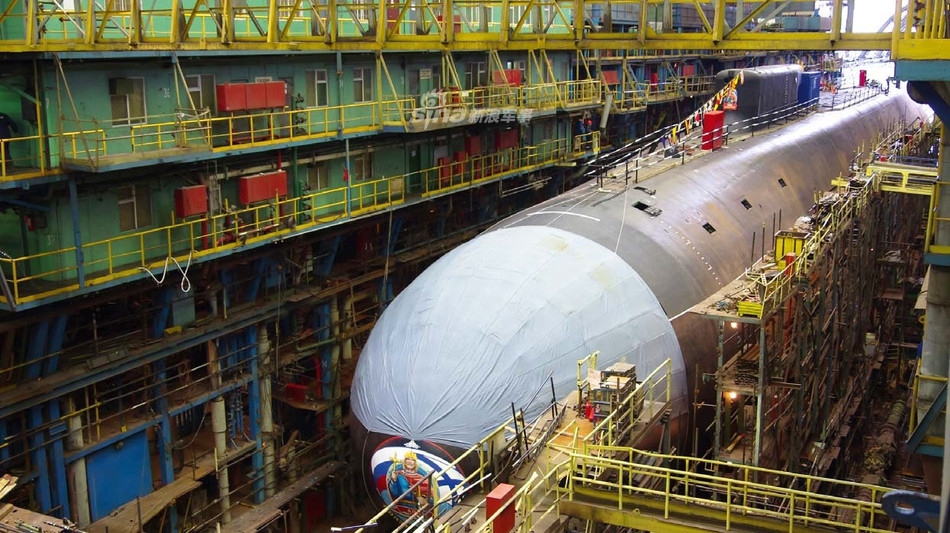 Nga dự kiến sẽ đóng mới năm tàu ngầm loại này trong tương lai, mỗi chiếc có giá lên tới gần 1 tỷ USD và nếu quy ra giá trị của đồng Rúp, tàu ngầm Borei A đang "tăng giá từng ngày" vì đồng Rúp vẫn đang trên đà mất giá so với đồng USD. Nguồn ảnh: Rumil.